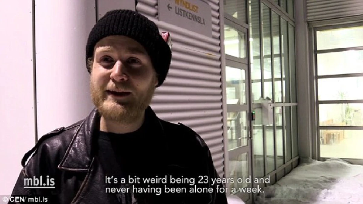 ฮือฮา!นศ.หนุ่มแก้ผ้าใช้ชีวิตถ่ายทอดสดนาน1สัปดาห์