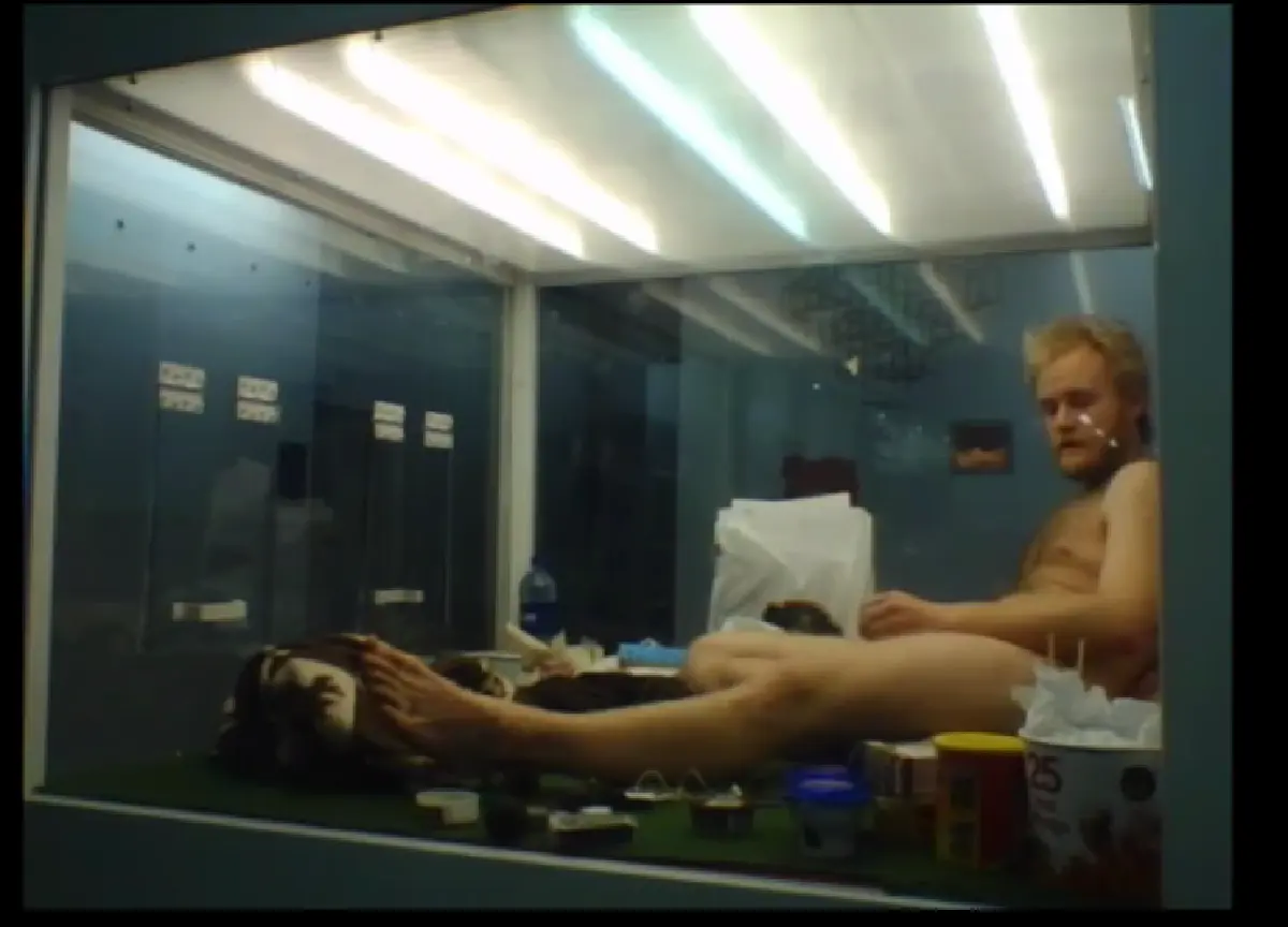 ฮือฮา!นศ.หนุ่มแก้ผ้าใช้ชีวิตถ่ายทอดสดนาน1สัปดาห์