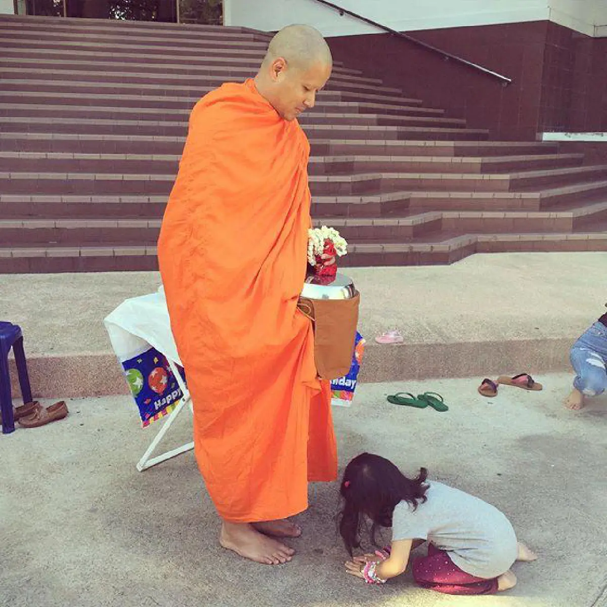 ภาพประทับใจ! น้องนาวา ตื่นเช้าใส่บาตรหลวงพ่ออาร์ต