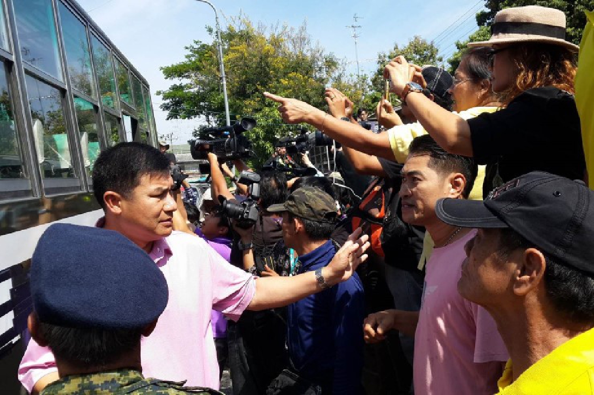 ผบ.พล.ร.9แจงเข้าช่วยห้าม2ฝ่ายไม่ให้ปะทะกันที่บ้านโป่ง ผบ.พล.ร.9แจงเข้าช่วยห้าม2ฝ่ายไม่ให้ปะทะกันที่บ้านโป่ง