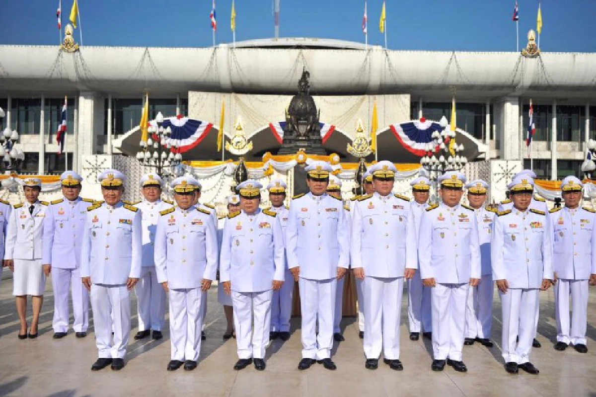 บิ๊กตู่นำครม.ถวายราชสักการะร.7เนื่องในวันรัฐธรรมนูญ