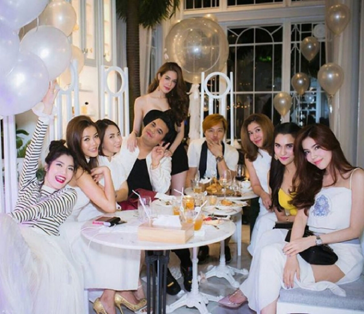 หวานจัดหนัก! ไฮโซขุนพล จุ๊บแก้ม เกรซ กลางงานวันเกิด