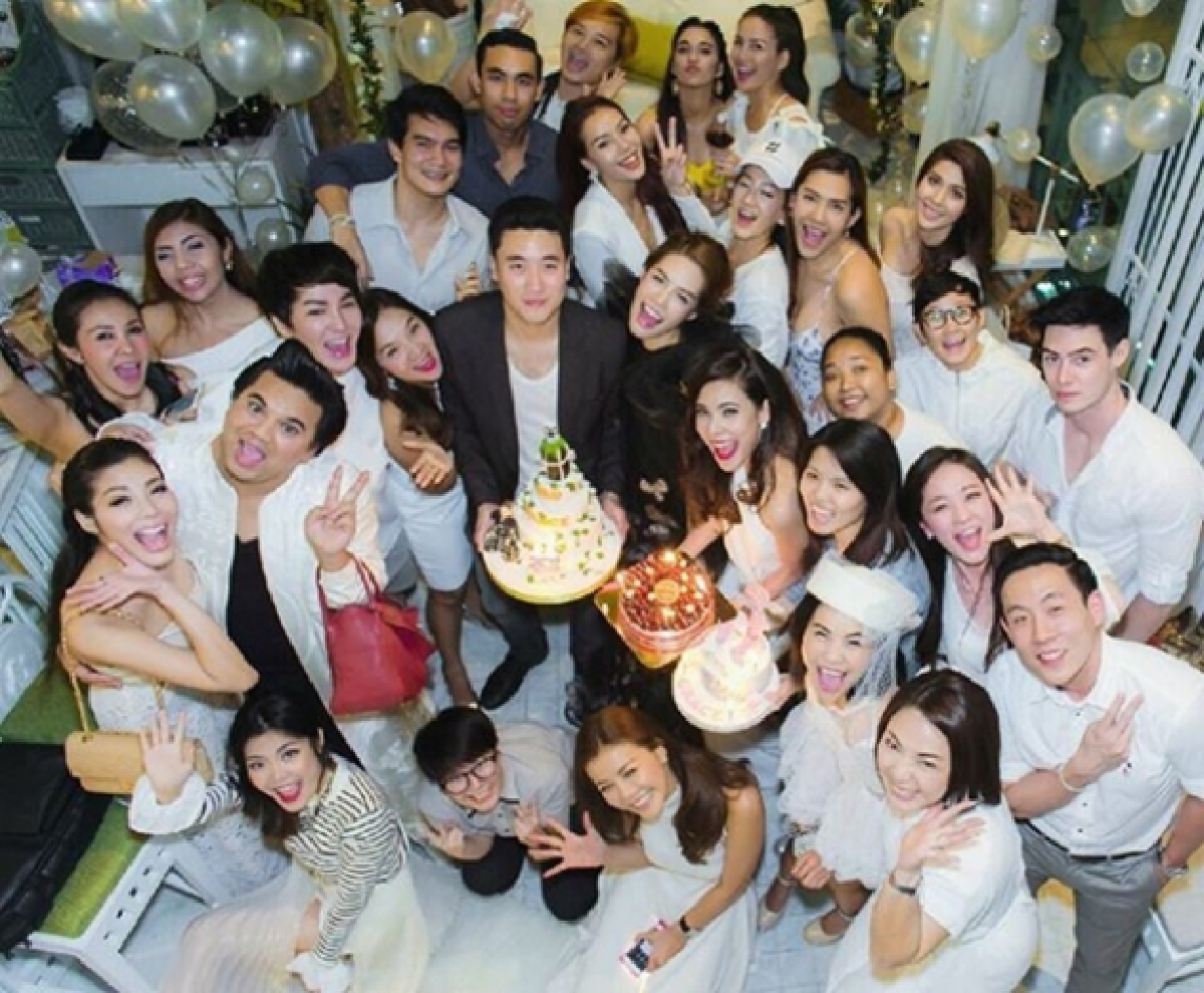 หวานจัดหนัก! ไฮโซขุนพล จุ๊บแก้ม เกรซ กลางงานวันเกิด