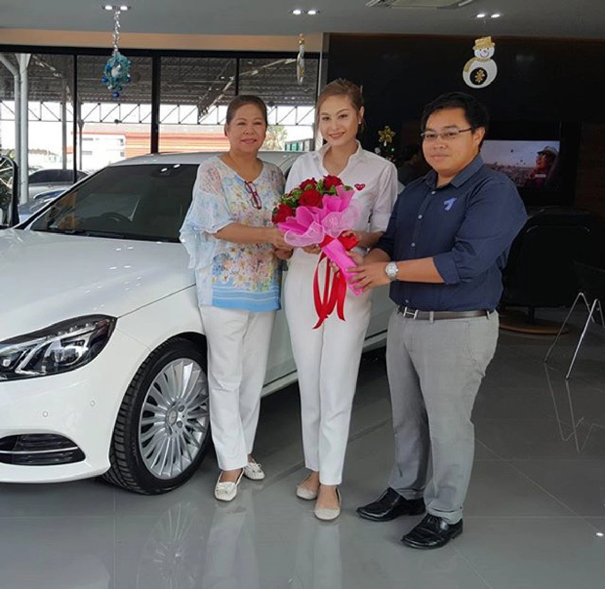 สวยและรวยมาก! ขวัญ อุษามณี ถอยรถหรูป้ายแดงให้แม่