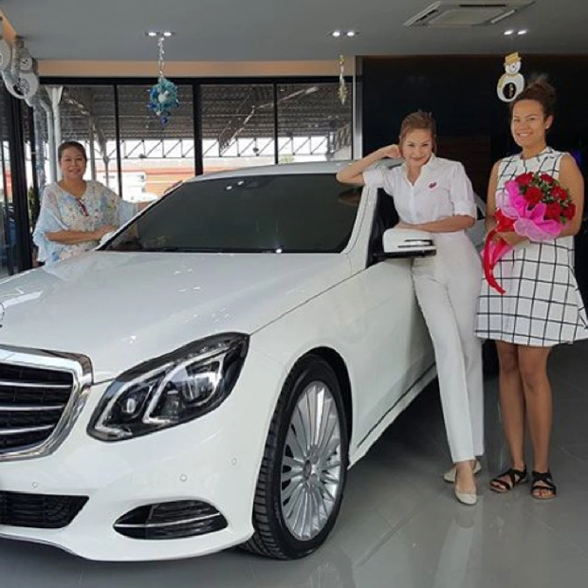 สวยและรวยมาก! ขวัญ อุษามณี ถอยรถหรูป้ายแดงให้แม่