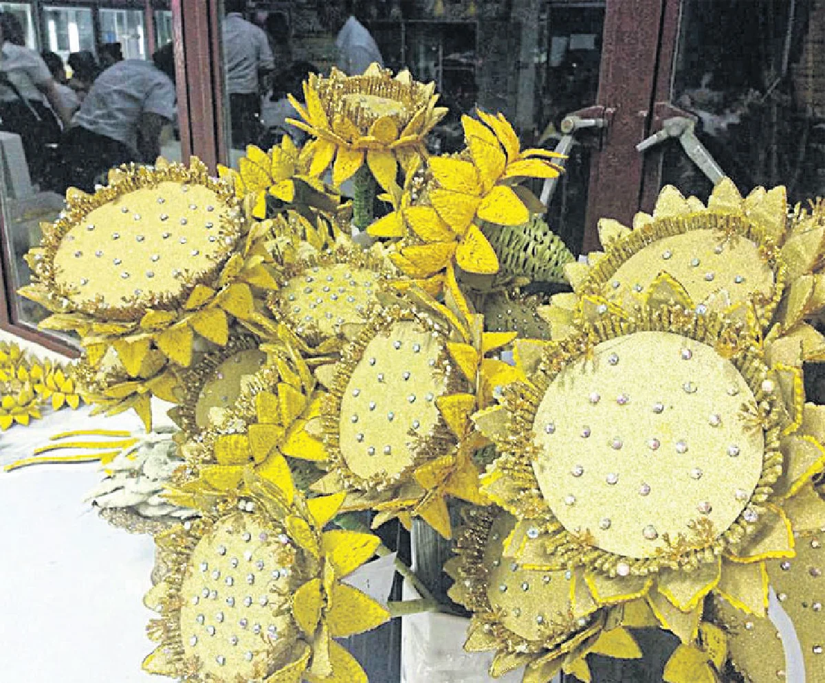 มทร.ธัญบุรี จัดดอกไม้แต่งพระเมรุ
