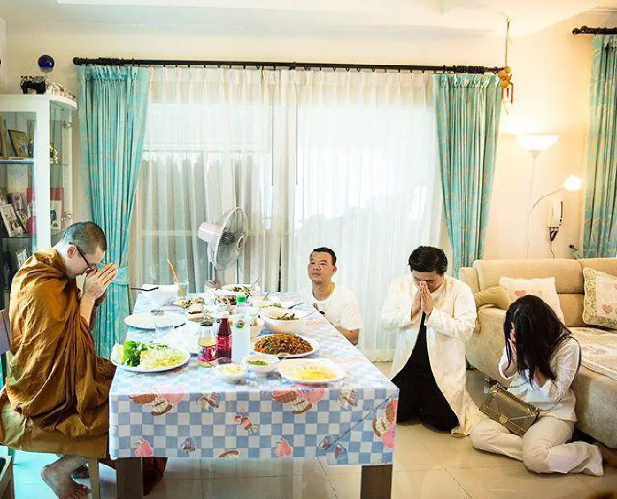 ภาพประทับใจ! พระณเดชณ์ เป่ากระหม่อมโยมพ่อที่กำลังป่วย