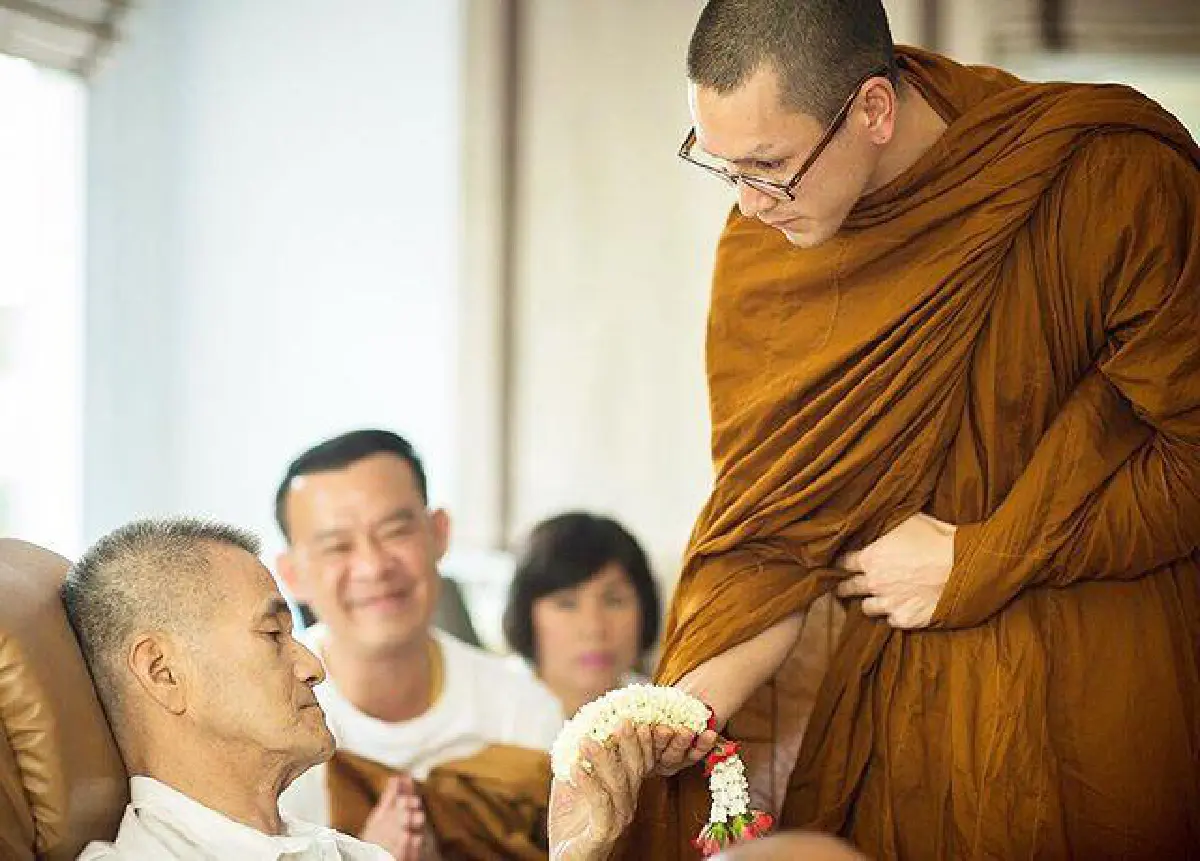 ภาพประทับใจ! พระณเดชณ์ เป่ากระหม่อมโยมพ่อที่กำลังป่วย