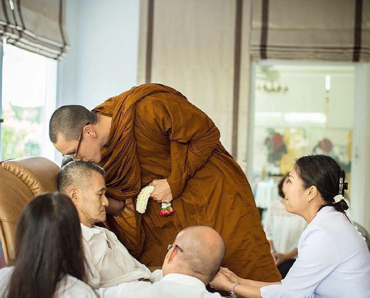 ภาพประทับใจ! พระณเดชณ์ เป่ากระหม่อมโยมพ่อที่กำลังป่วย