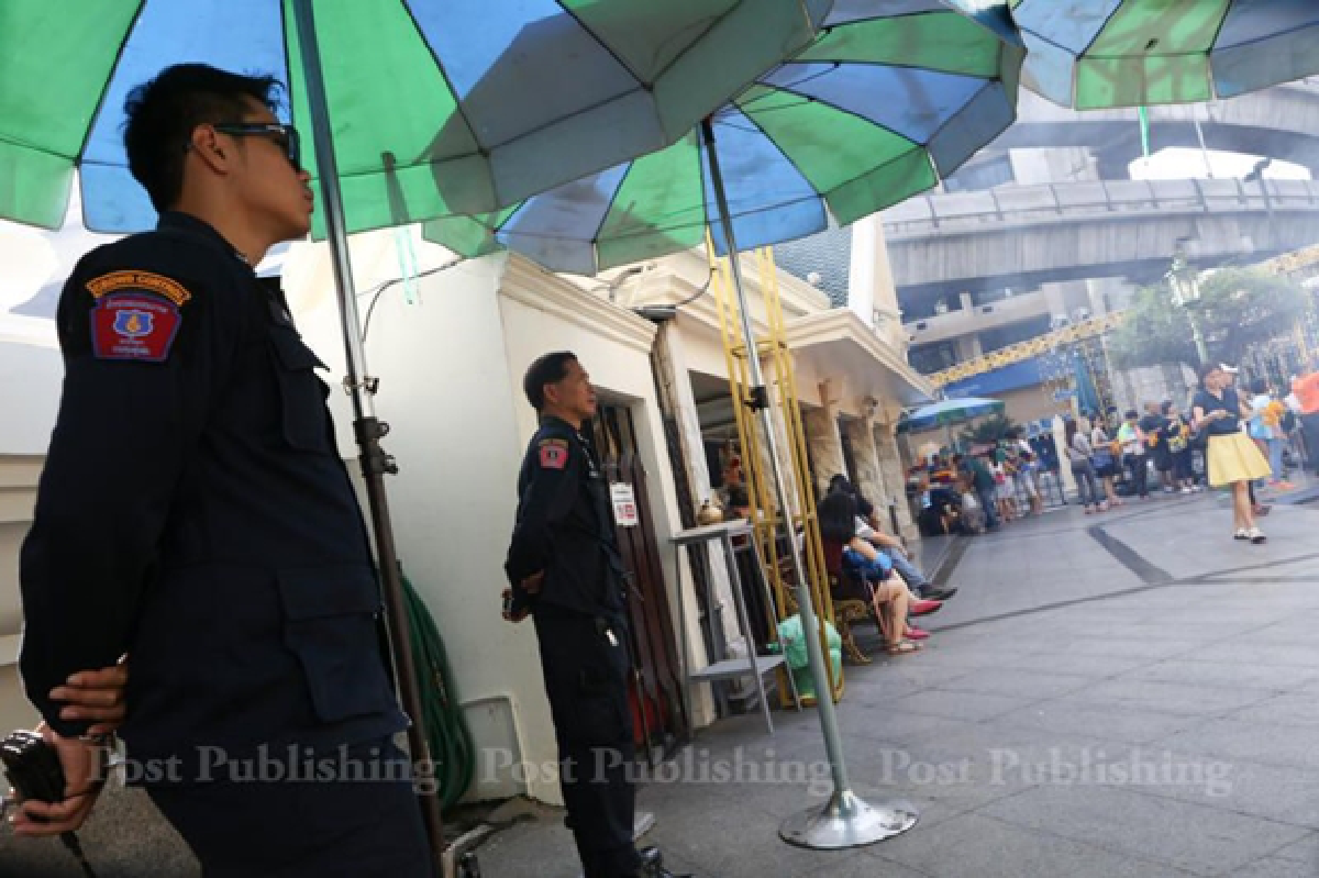 Erawan shrine: Busy again