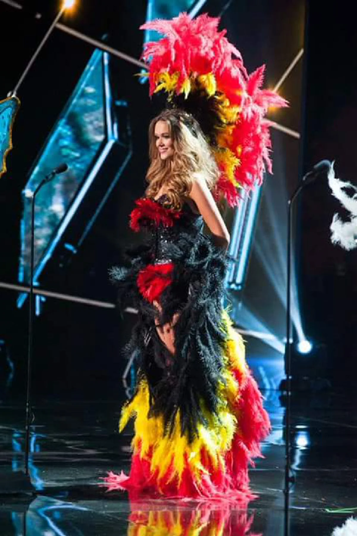 อลังการงานเว่อร์! ส่องชุดประจําชาติบนเวทีมิสยูนิเวิร์ส 2015