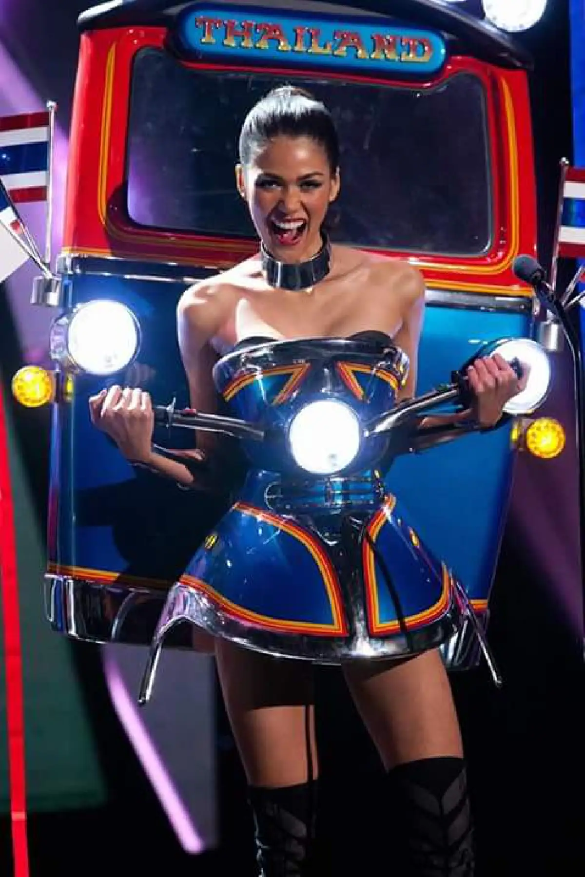 อลังการงานเว่อร์! ส่องชุดประจําชาติบนเวทีมิสยูนิเวิร์ส 2015