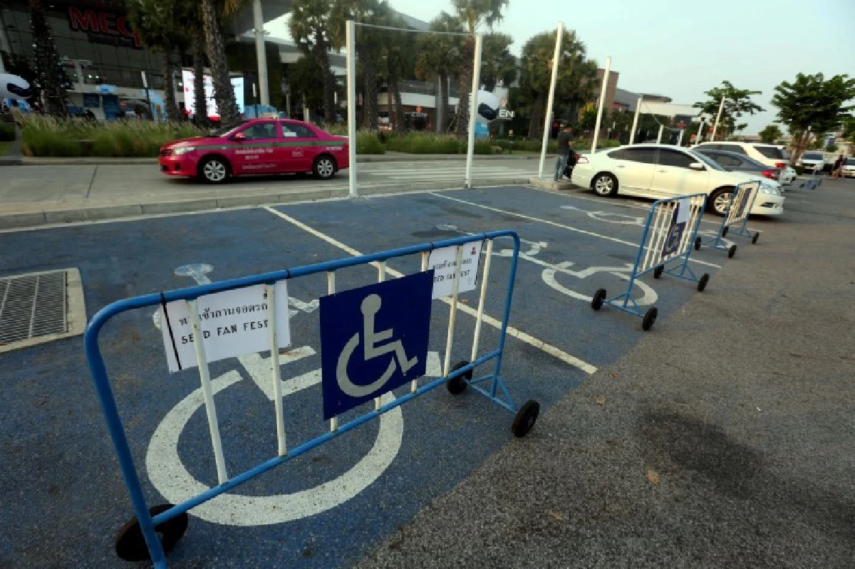 "กรุณาอย่าแย่งที่จอดรถคนพิการ!" มานิตย์ อินทร์พิมพ์ นักรณรงค์เพื่อสิทธิผู้พิการ