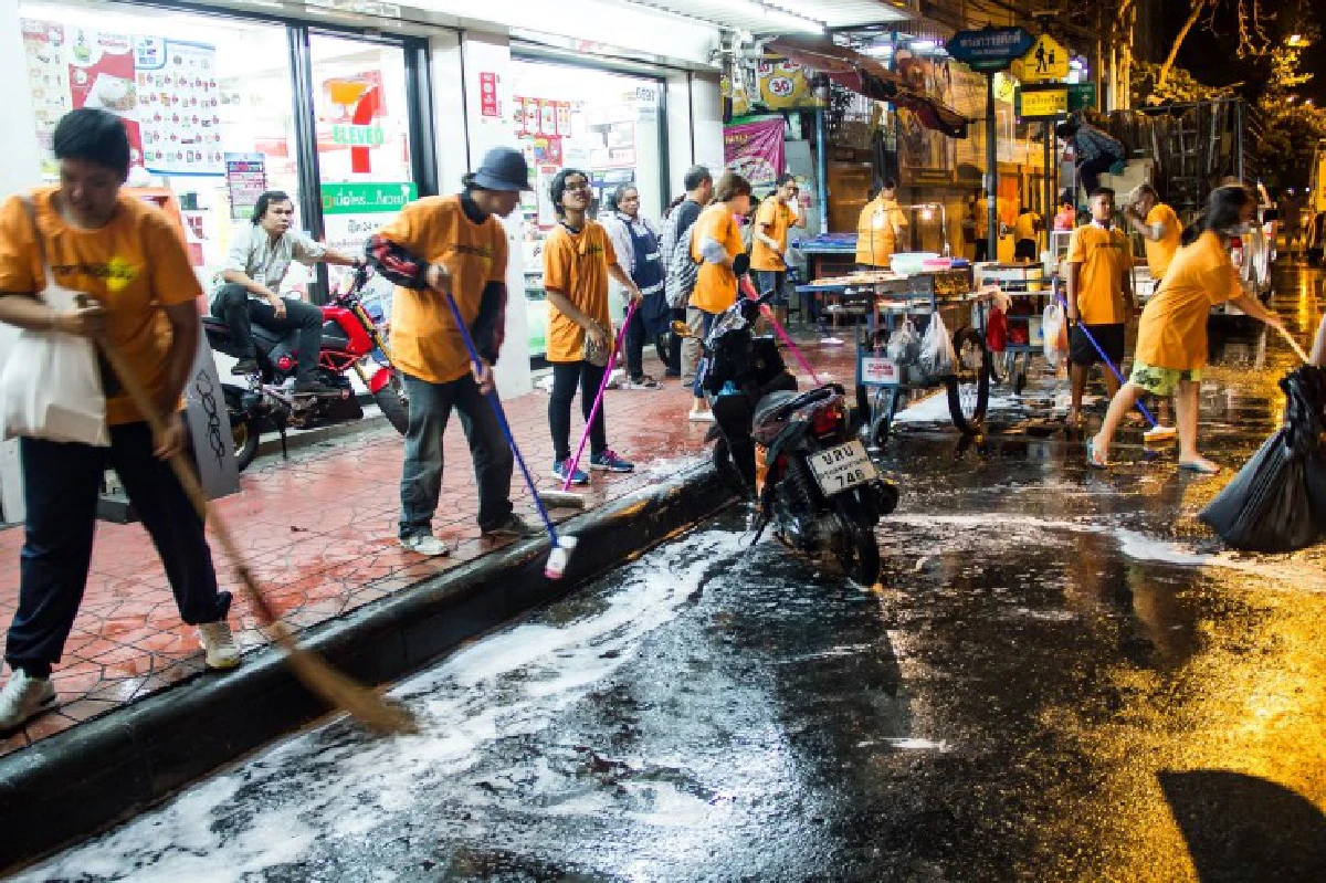 "Big cleaning day"...เมื่อคนไร้บ้านลุกขึ้นมาทำความสะอาดท้องถนน