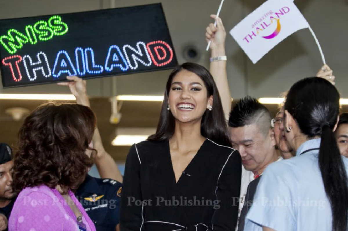 "น้องแนท" ถึงไทยแล้ว แฟนคลับ-ขบวนตุ๊กตุ๊กแห่รับชื่นมื่น