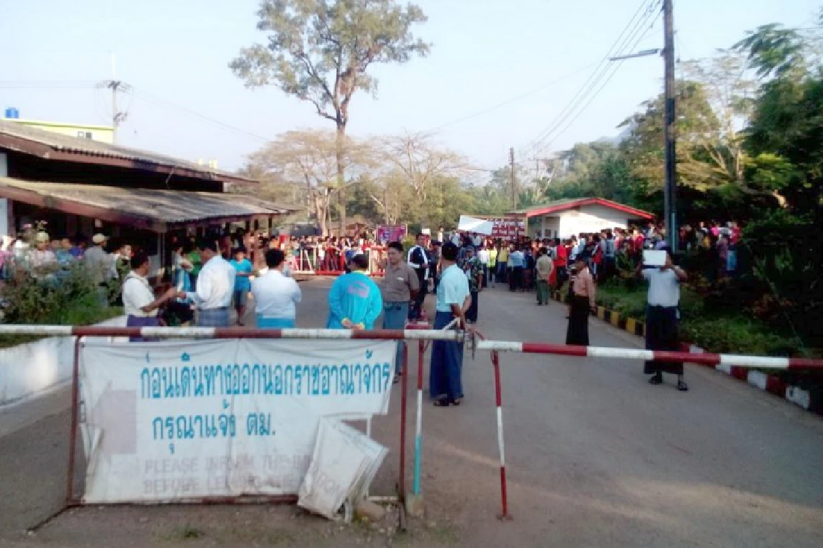 ชาวเมียนมาประท้วงคดีเกาะเต่าชายแดนด่านเจดีย์สามองค์