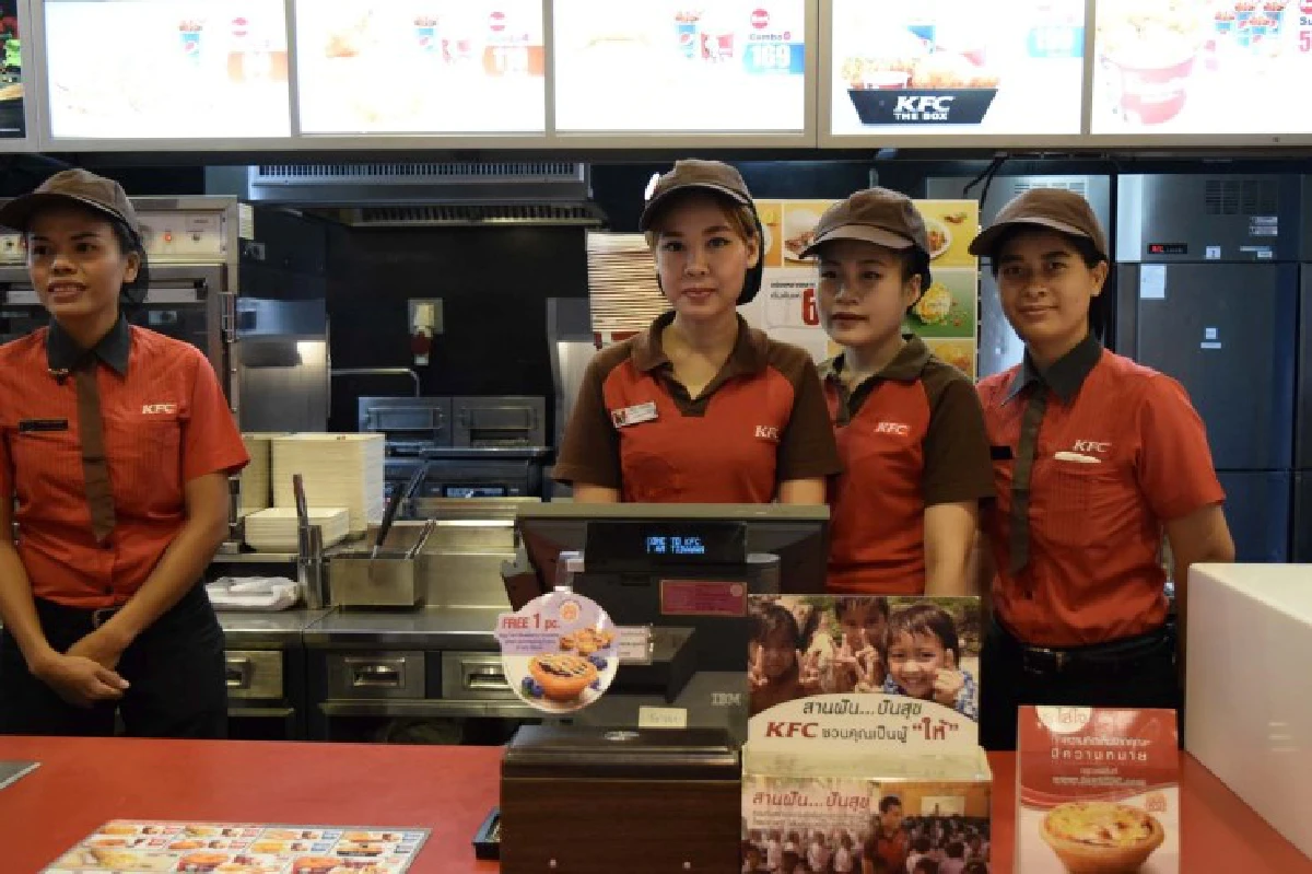 เปิดใจ "น้องแฟ้ม" สาวเคเอฟซีน้ำใจงามป้อนอาหารชายพิการ