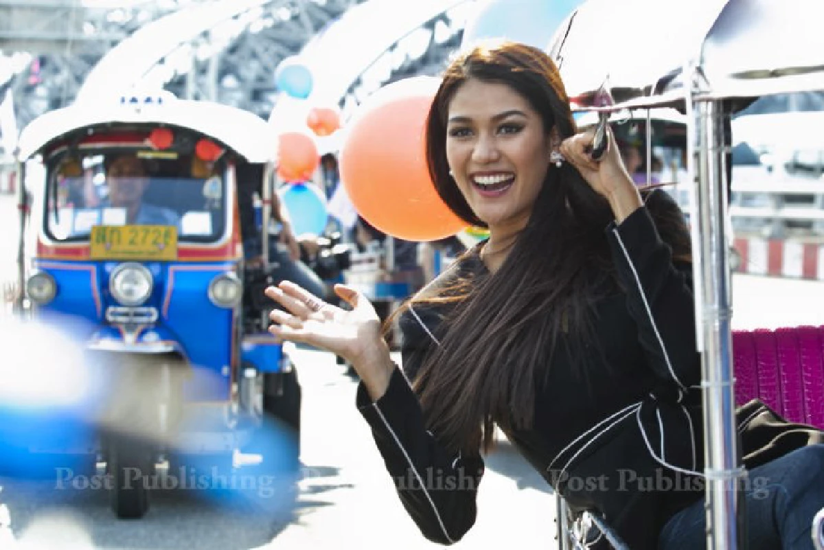 "น้องแนท" ถึงไทยแล้ว แฟนคลับ-ขบวนตุ๊กตุ๊กแห่รับชื่นมื่น