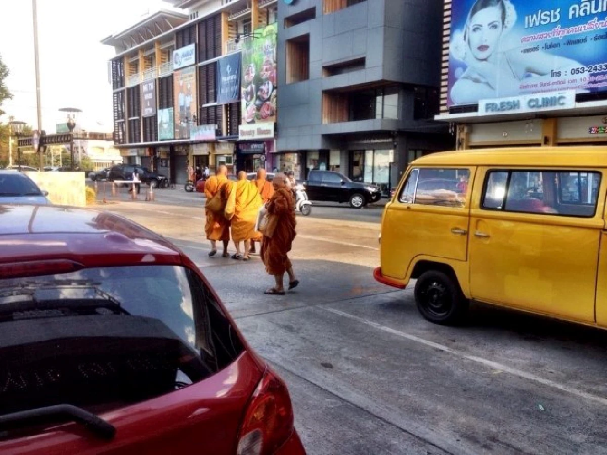 สุดทน!ชาวเชียงใหม่โวยพระต่างถิ่นเดินขอเงินแถมชูนิ้วกลางใส่!