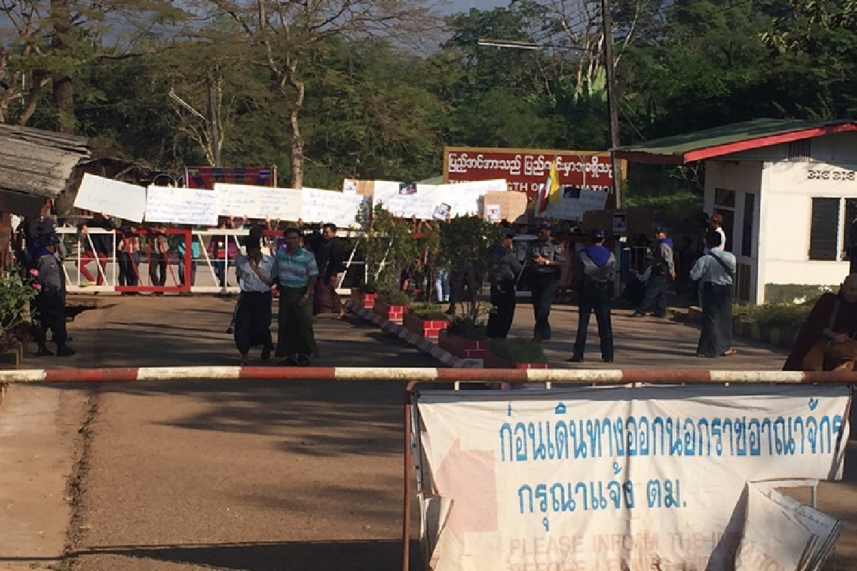 พม่ารวมตัวประท้วงไทยอีกฝั่งด่านเจดีย์สามองค์ พม่ารวมตัวประท้วงไทยอีกฝั่งด่านเจดีย์สามองค์