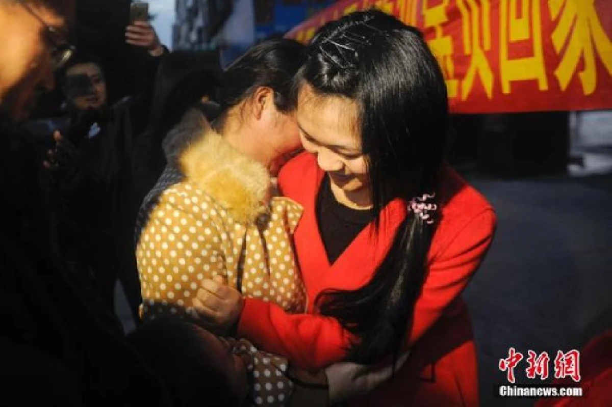สาวจีนได้พบพ่อแม่ หลังพลัดหลงกันเมื่อ17ปีก่อน
