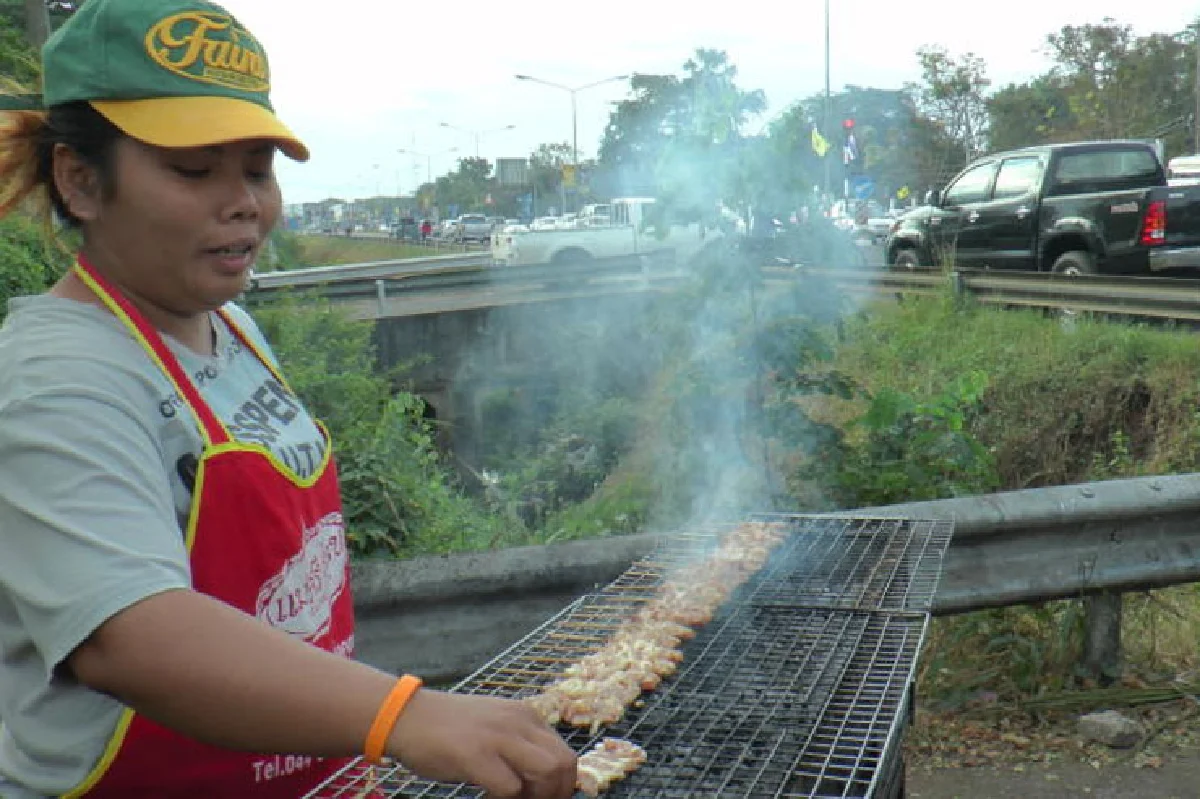 กินข้าวต้ม-หมูปิ้งริมทาง คลายความหนาว