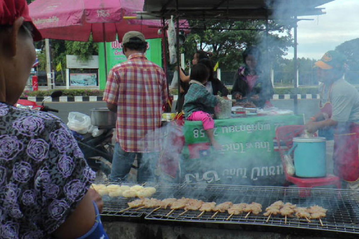 กินข้าวต้ม-หมูปิ้งริมทาง คลายความหนาว กินข้าวต้ม-หมูปิ้งริมทาง คลายความหนาว