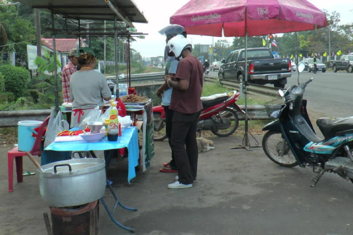 กินข้าวต้ม-หมูปิ้งริมทาง คลายความหนาว