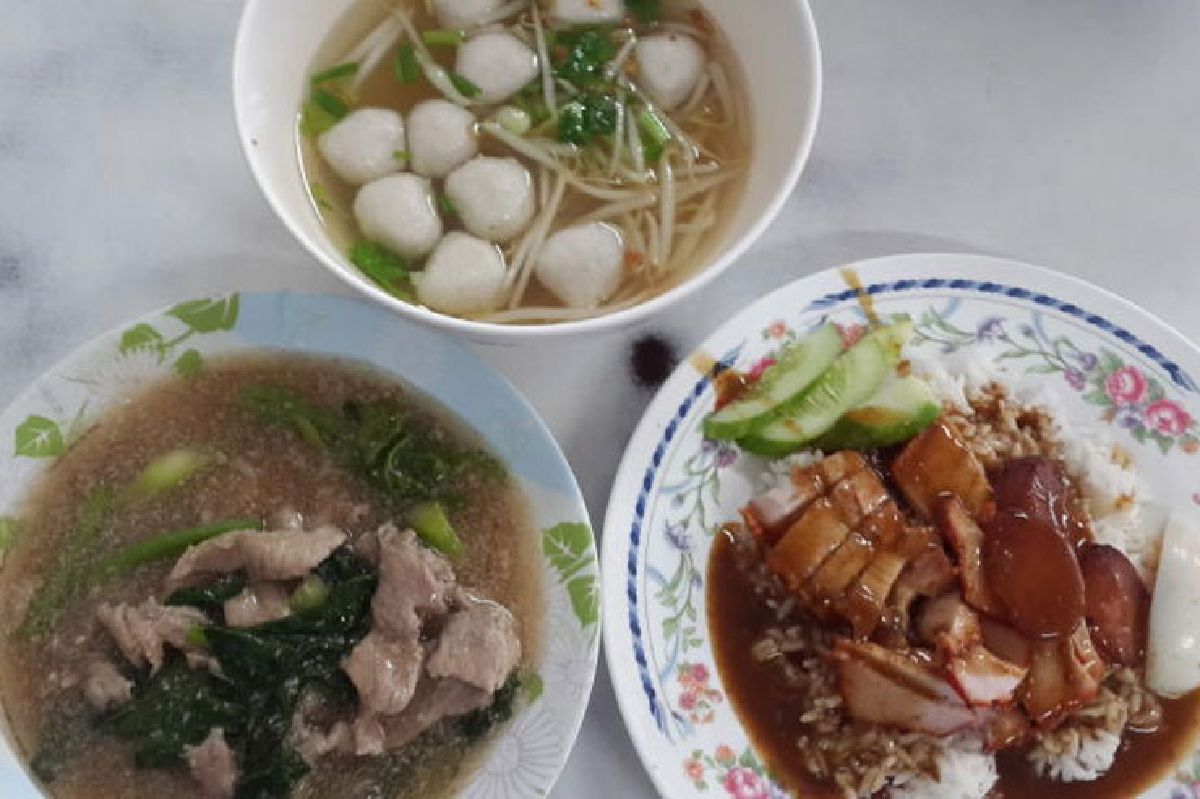 อร่อยแบบ อภิโภชน์ ราดหน้ายอดผัก