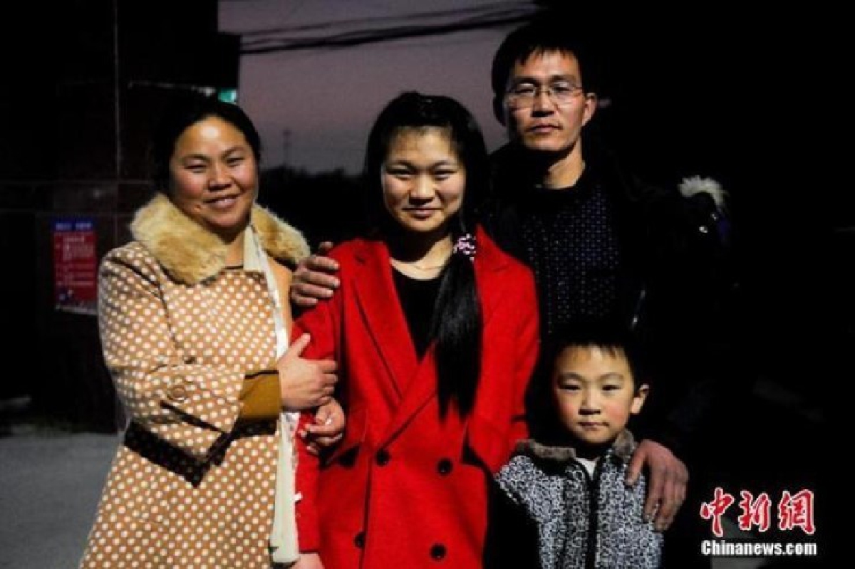 สาวจีนได้พบพ่อแม่ หลังพลัดหลงกันเมื่อ17ปีก่อน สาวจีนได้พบพ่อแม่ หลังพลัดหลงกันเมื่อ17ปีก่อน