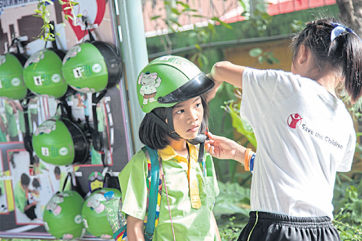 เด็กไทยซ้อนท้ายใส่หมวก เด็กไทยซ้อนท้ายใส่หมวก