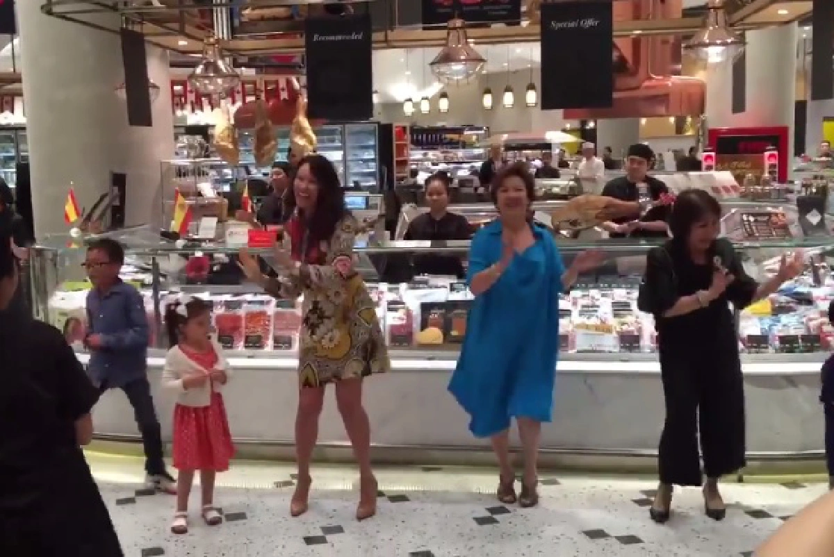 น่ารักอ่ะ! ปุ๋ย ภรณ์ทิพย์ โชว์ลีลาแดนซ์กระจายกลางห้าง