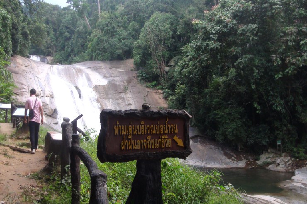 2นักศึกษาเล่นน้ำตกจมในวังน้ำวนดับทั้งคู่ 2นักศึกษาเล่นน้ำตกจมในวังน้ำวนดับทั้งคู่