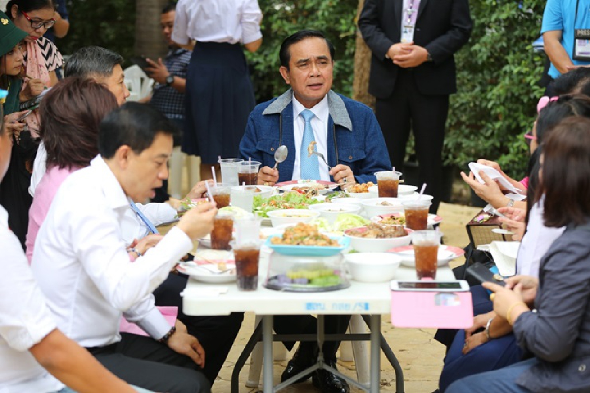 ทำเนียบคึกคัก "บิ๊กตู่"ร่วมงานเลี้ยงปีใหม่ ทำเนียบคึกคัก "บิ๊กตู่"ร่วมงานเลี้ยงปีใหม่