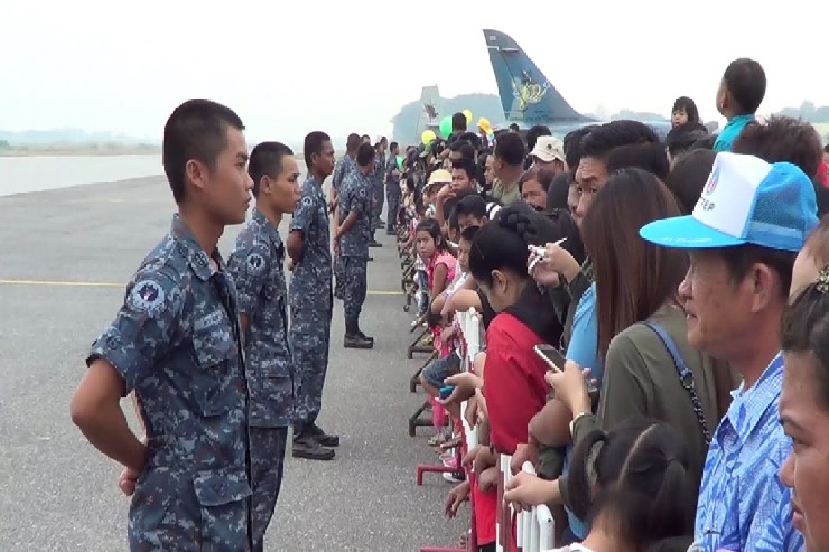 เด็กนับหมื่นตื่นตาทหารจัดโชว์บินผาดโผนF16 เด็กนับหมื่นตื่นตาทหารจัดโชว์บินผาดโผนF16