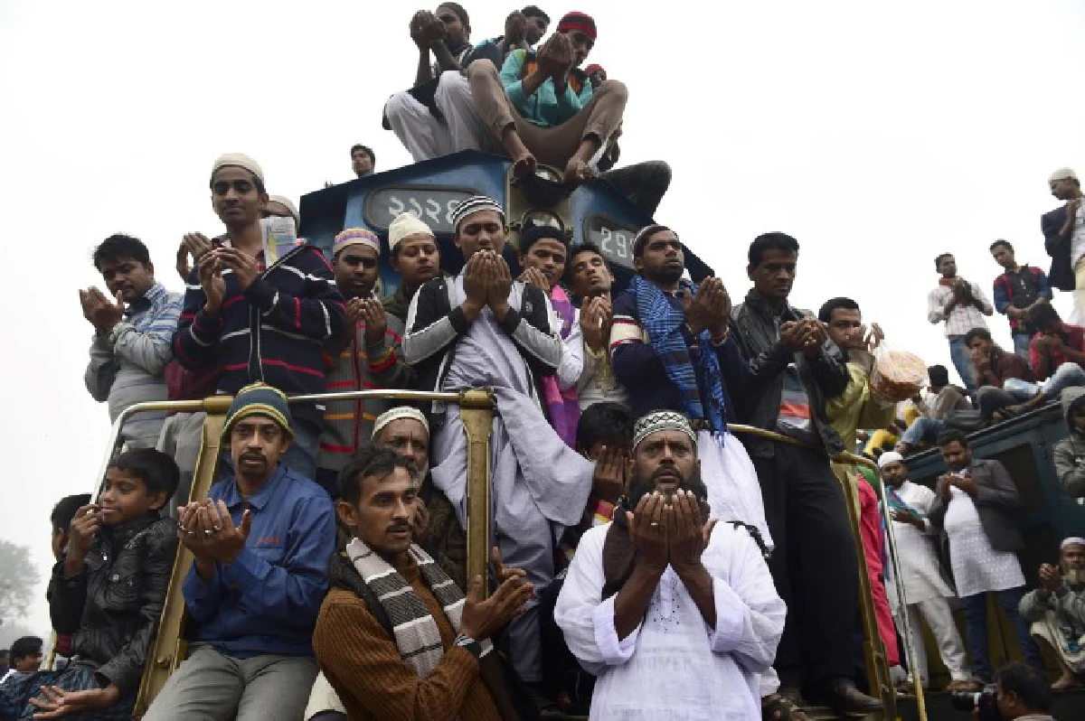 ภาพชุดรถไฟบังกลาเทศสุดแน่นขนคนกลับบ้านหลังร่วมพิธีภาวนา