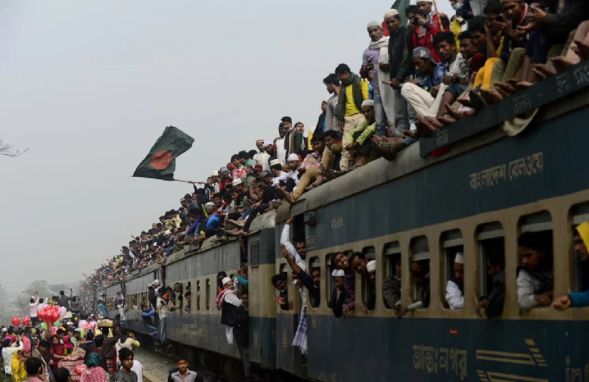 ภาพชุดรถไฟบังกลาเทศสุดแน่นขนคนกลับบ้านหลังร่วมพิธีภาวนา