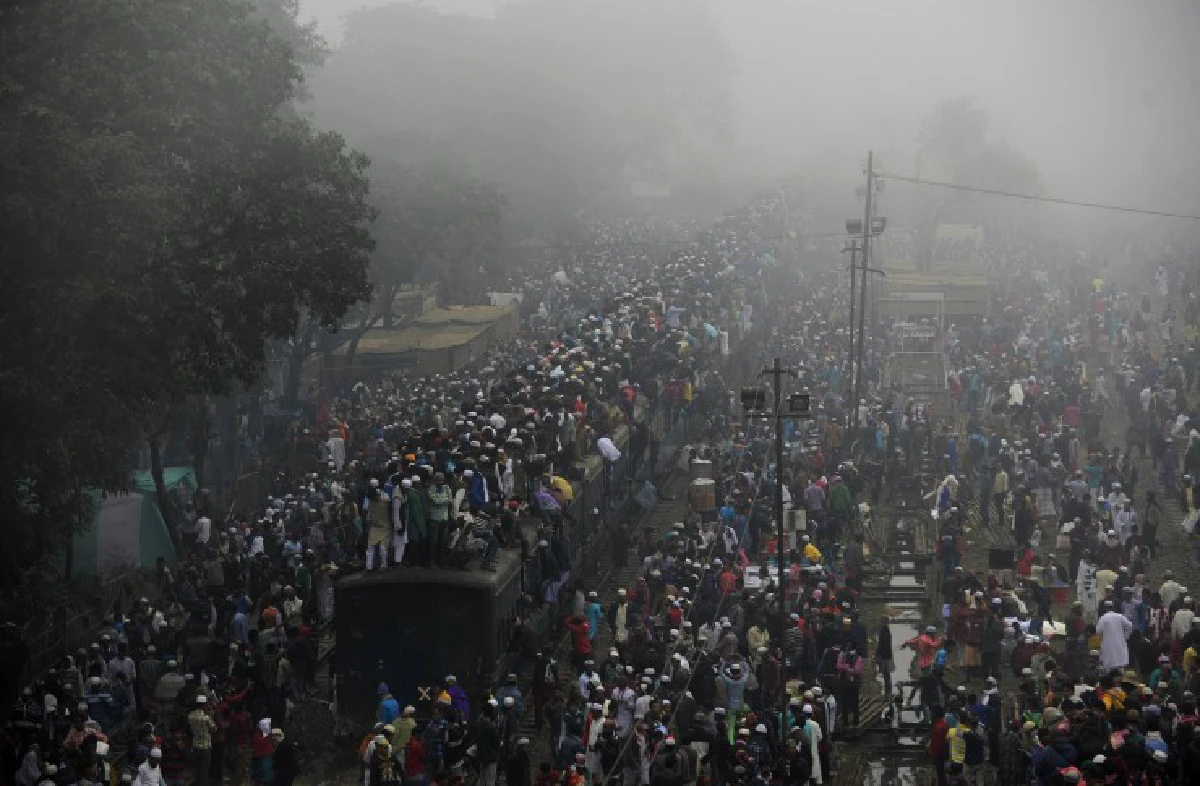 ภาพชุดรถไฟบังกลาเทศสุดแน่นขนคนกลับบ้านหลังร่วมพิธีภาวนา