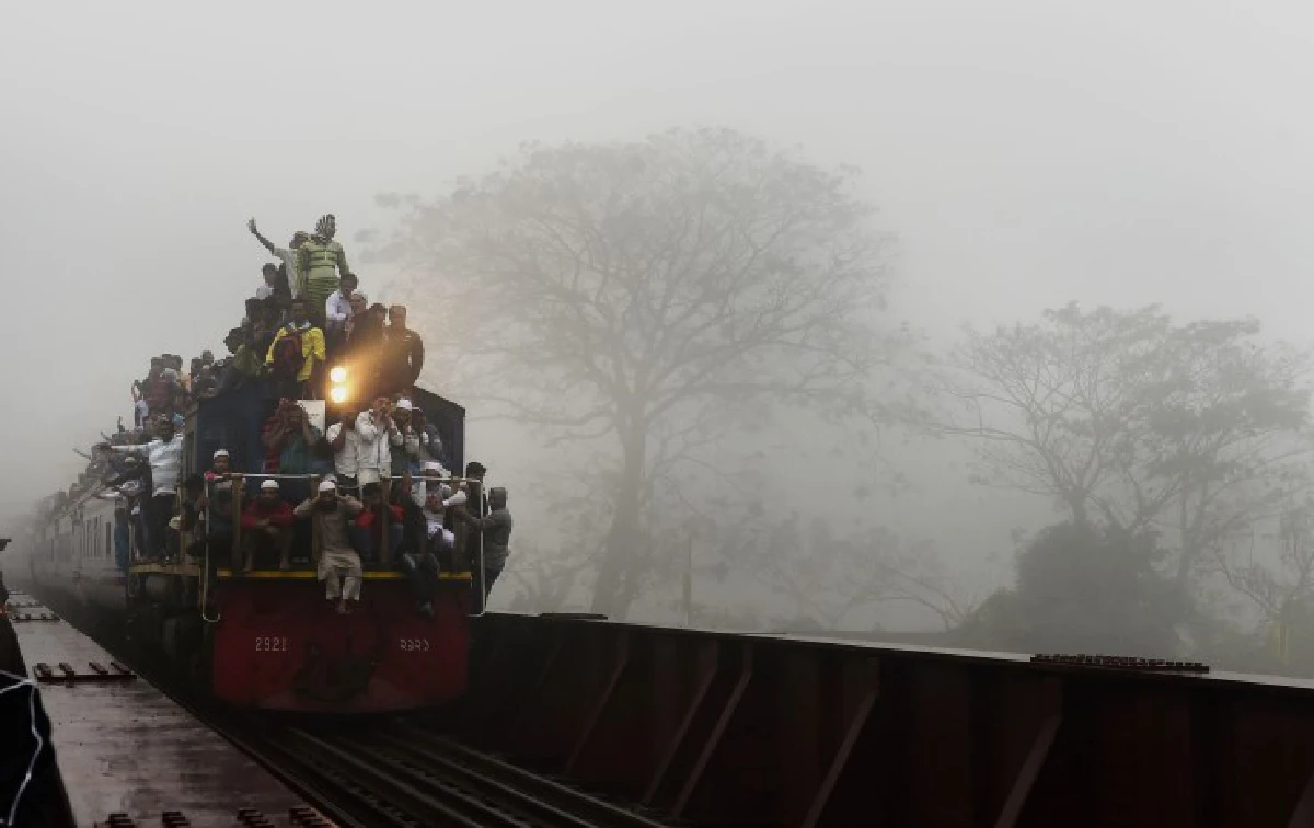 ภาพชุดรถไฟบังกลาเทศสุดแน่นขนคนกลับบ้านหลังร่วมพิธีภาวนา