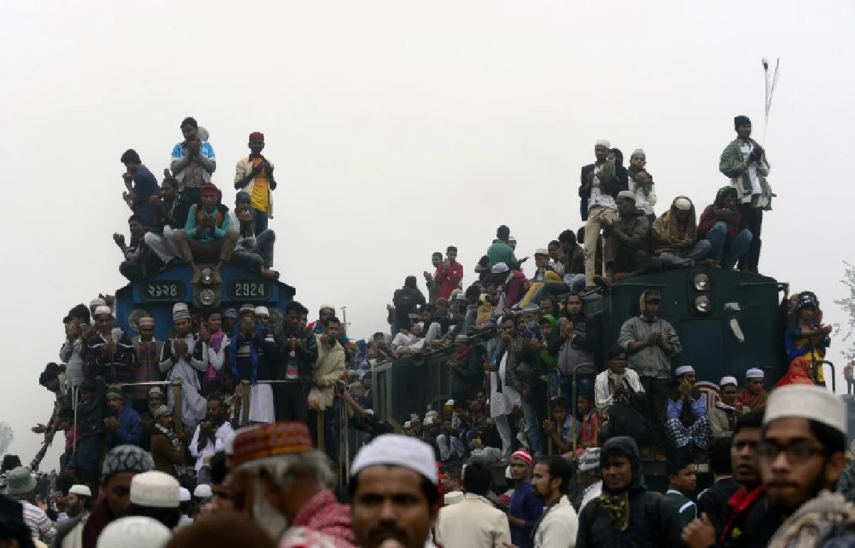 ภาพชุดรถไฟบังกลาเทศสุดแน่นขนคนกลับบ้านหลังร่วมพิธีภาวนา
