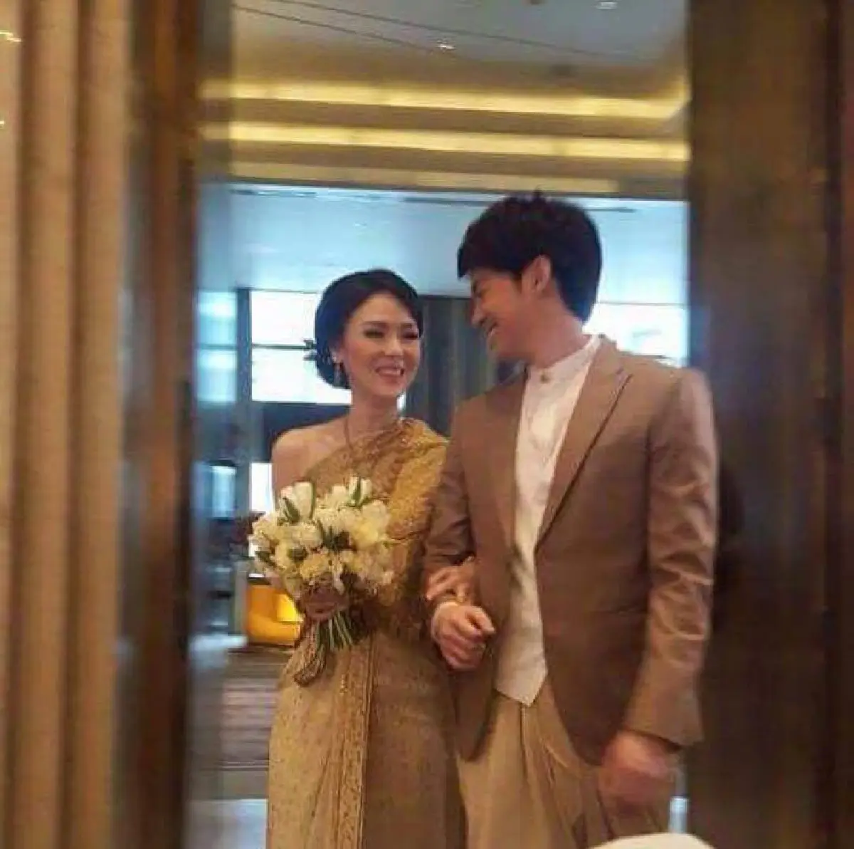 ชื่นมื่น! บีม กวี ควงแฟนสาว ออย เข้าพิธีหมั้นแล้วเช้านี้