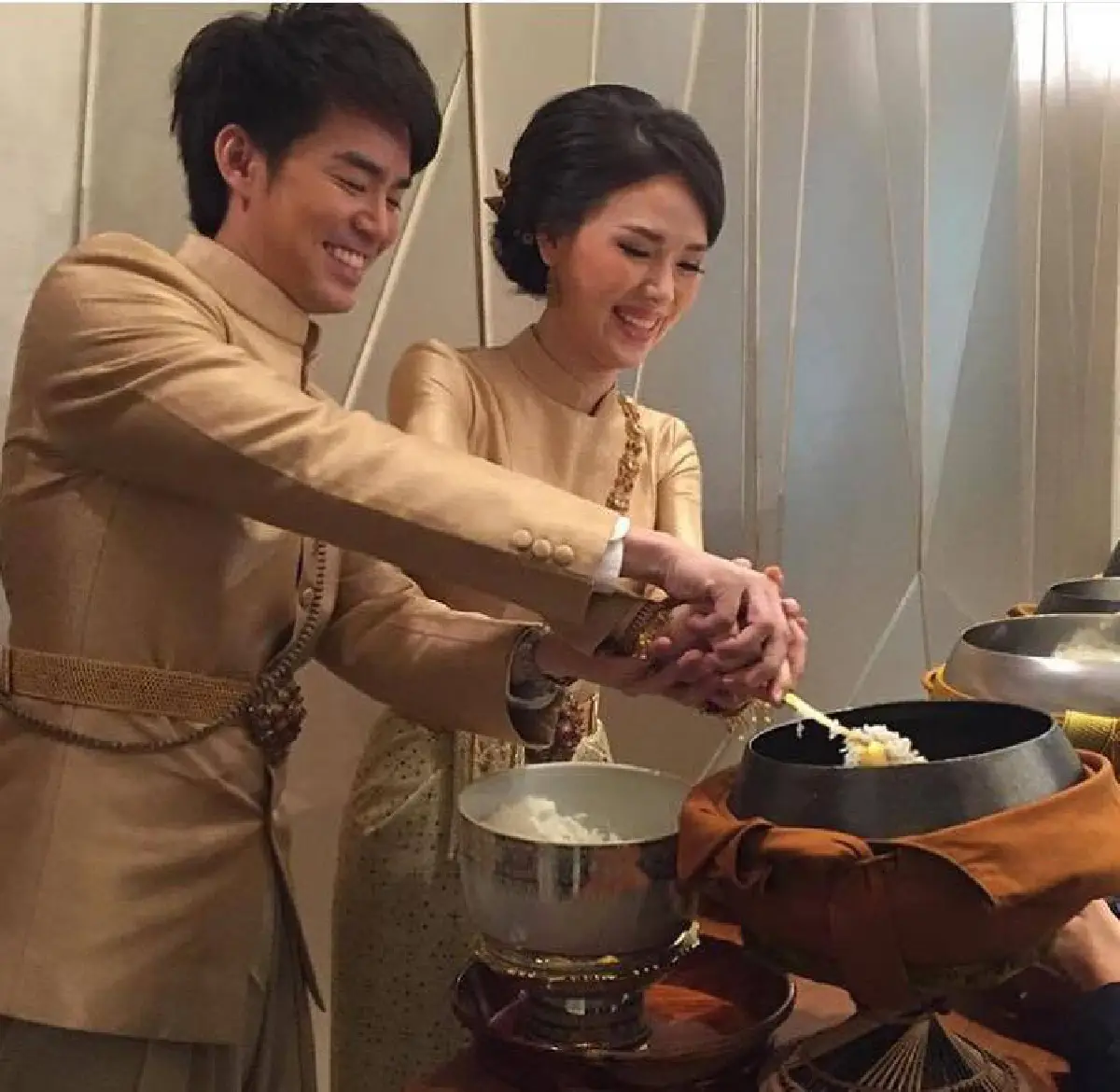 ชื่นมื่น! บีม กวี ควงแฟนสาว ออย เข้าพิธีหมั้นแล้วเช้านี้