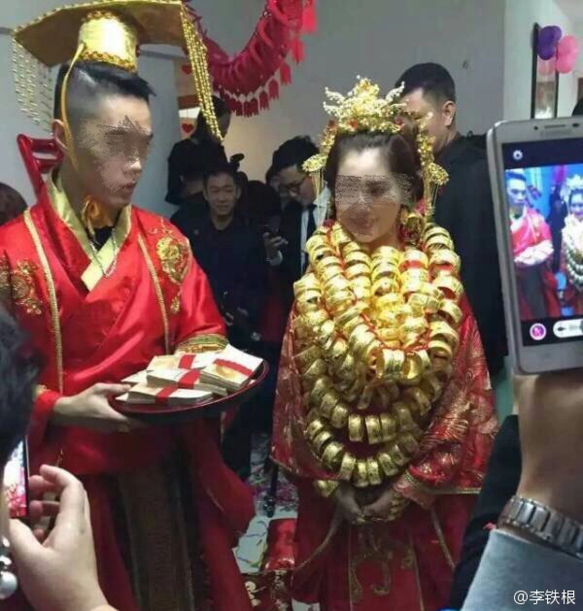 บ่าวสาวจีนโชว์ความมั่งคั่ง ใส่ทองสุดอลังการในงานแต่ง