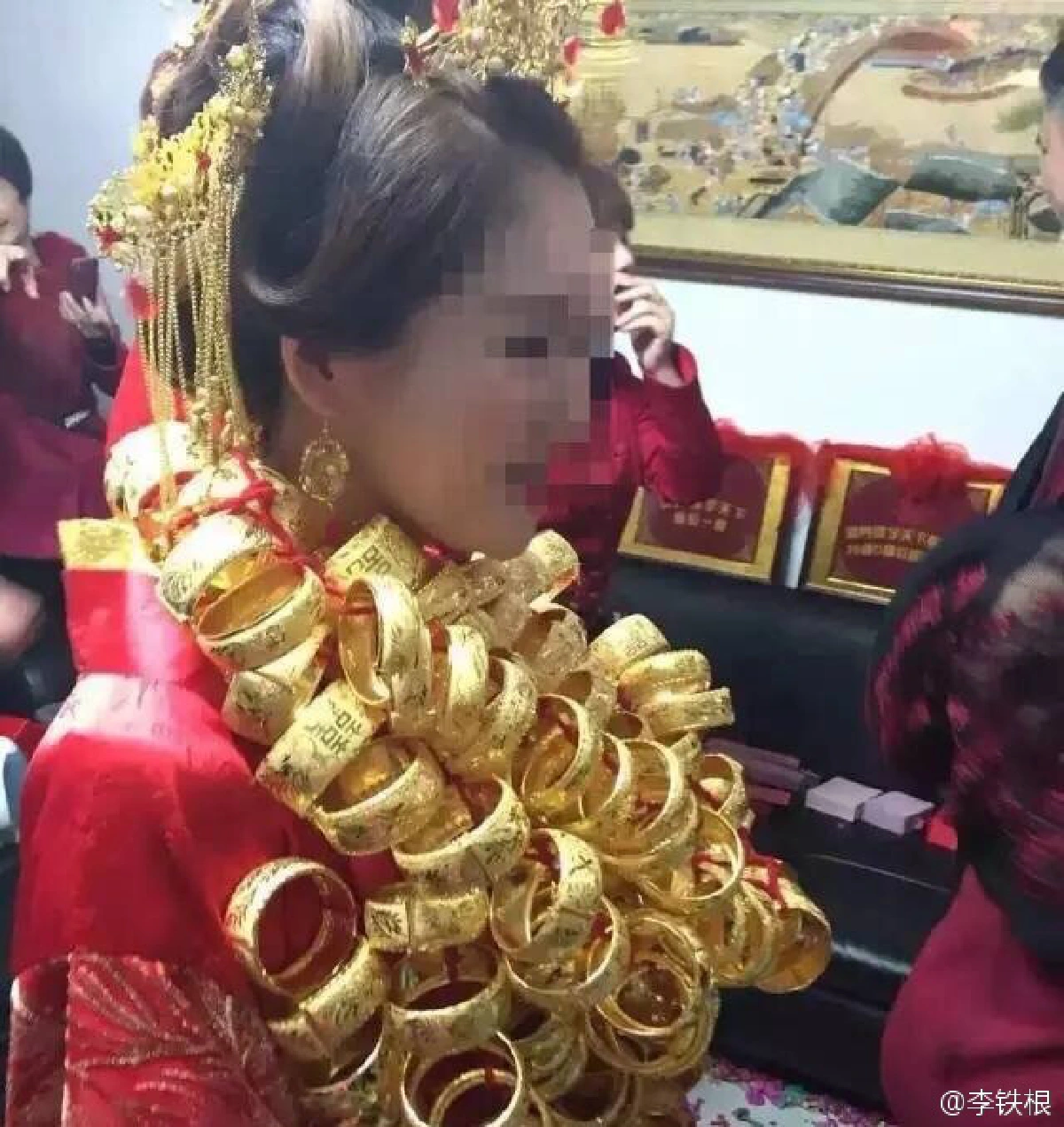 บ่าวสาวจีนโชว์ความมั่งคั่ง ใส่ทองสุดอลังการในงานแต่ง