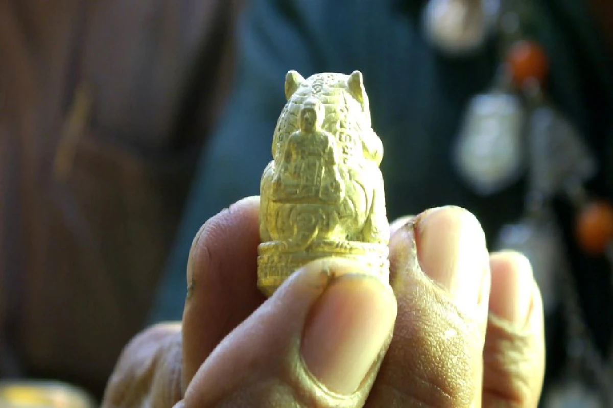 "เสืออุ้มทรัพย์" วัตถุมงคลคู่ใจนายทวารช้างศึก-ชาวบ้านแห่เช่าคึก