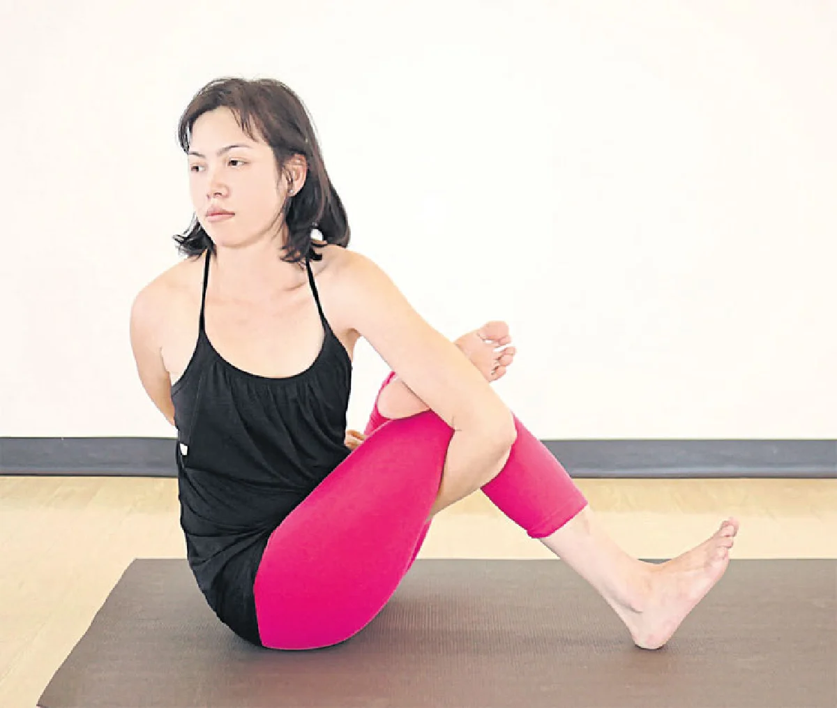 ท่า Half-Square Boat Pose Twist