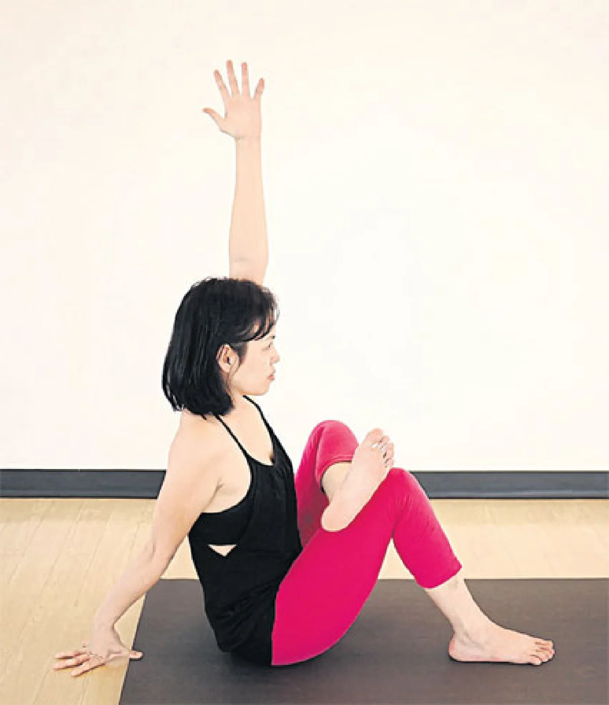 ท่า Half-Square Boat Pose Twist