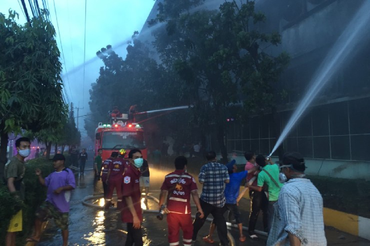 ไฟไหม้โรงงานผลิตรองเท้า-เจ้าหน้าที่ช่วยคนงานติดภายใน ไฟไหม้โรงงานผลิตรองเท้า-เจ้าหน้าที่ช่วยคนงานติดภายใน