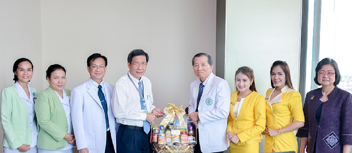 รพ.เจ้าพระยาร่วมมอบกระเช้าของขวัญ รพ.เจ้าพระยาร่วมมอบกระเช้าของขวัญ