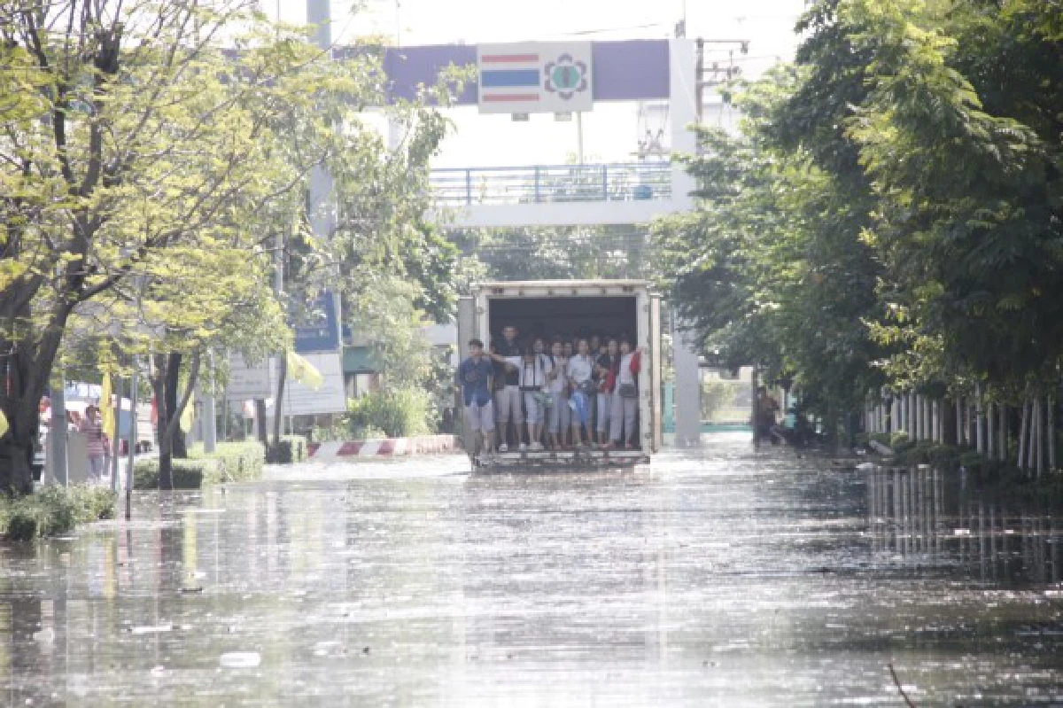 ฝนหลงฤดูถล่มสมุทรปราการทำรถติดหนัก